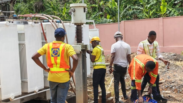 Fire Incident Cuts Power In Obuasi, New Edubiase 2 ecg fixes new power transformers