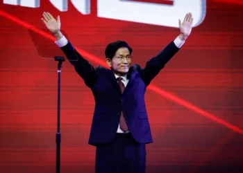 Kim Moon-soo celebrates after winning the final round of the People Power Party's primary