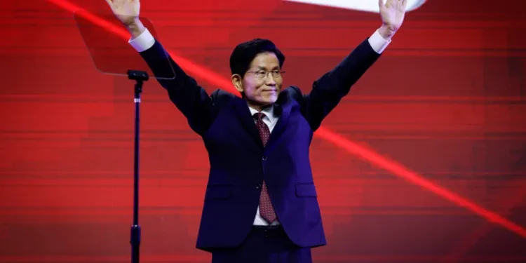 Kim Moon-soo celebrates after winning the final round of the People Power Party's primary