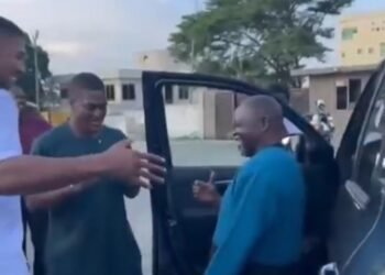 Azumah Nelson, receiving his car gift from  Sharaf Mahama and Anthony Joshua