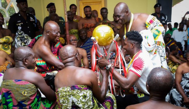 Kotoko Presents FA Cup Trophy to Otumfuo 1 Asante Kotoko Officials presenting FA Cup Trophy to Otuumfuo