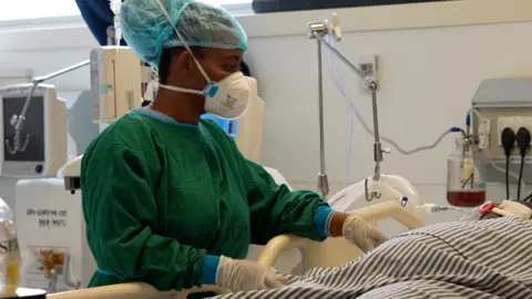 Brain Drain Scars Ghana as 10,000 Nurses, Midwives Flee 3 Nurse 2