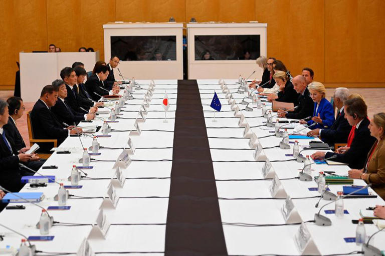 EU, Japan Vow To Deepen Trade And Defence Ties 2 AA1J80EP
