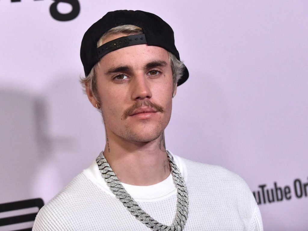 Justin Bieber impersonator Dupes DJ, Performs on Stage 3 Justin Bieber Posts New Photos of His Son