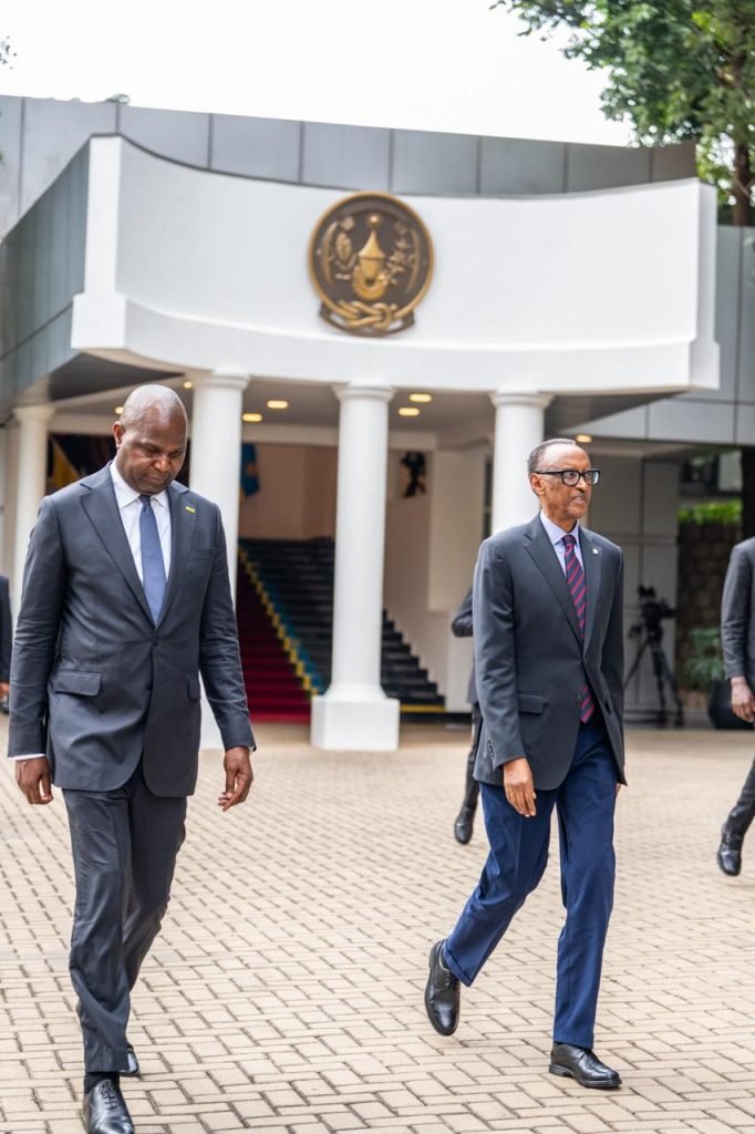 Presidentes Daniel Chapo e Paul Kagame mantem encontro tete a tete e lideram conversacoes oficiais entre as duas delegacoes 7 682x1024 1