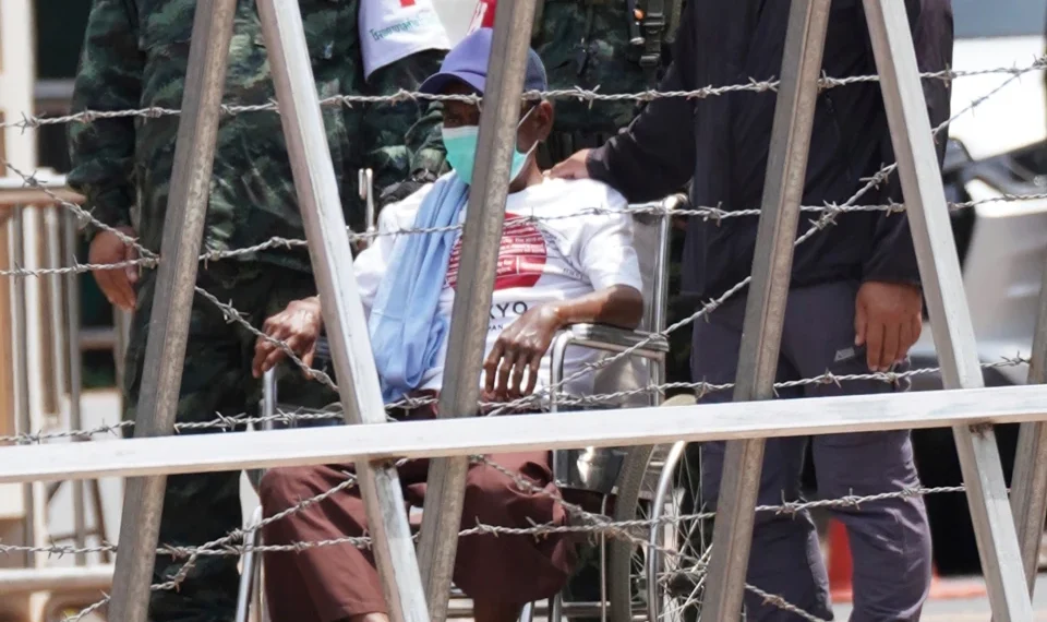 Thailand Returns 2 Wounded Soldiers To Cambodia