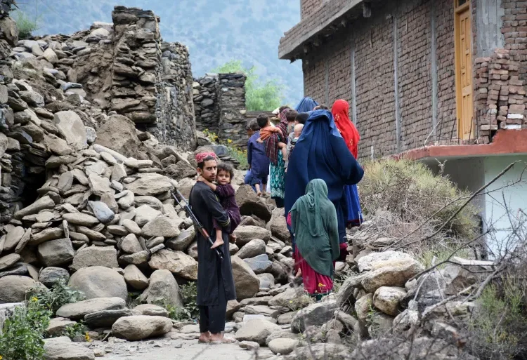 Afghanistan Earthquake: Calls For Aid As Death Toll Exceeds 1400 1 Locals in Mazar Dara in Kunar province walk by a house destroyed in an earthquake that killed hundreds of people and destroyed villages in eastern Afghanistan.