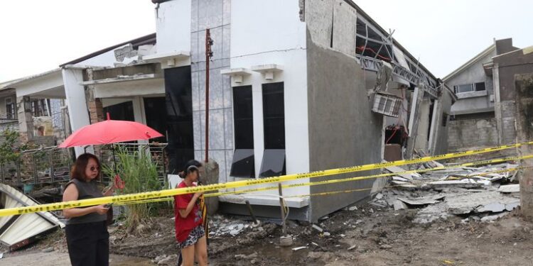 Southeast Philippines Rocked By 7.4 Quake 1 skynews earthquake philippines 7047392