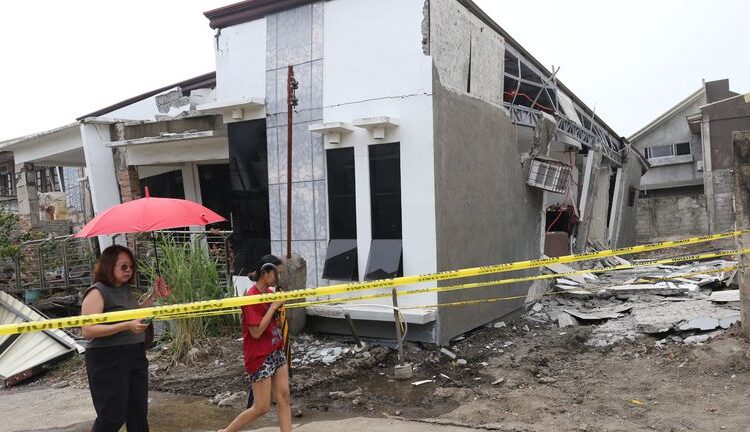 Southeast Philippines Rocked By 7.4 Quake 1 skynews earthquake philippines 7047392
