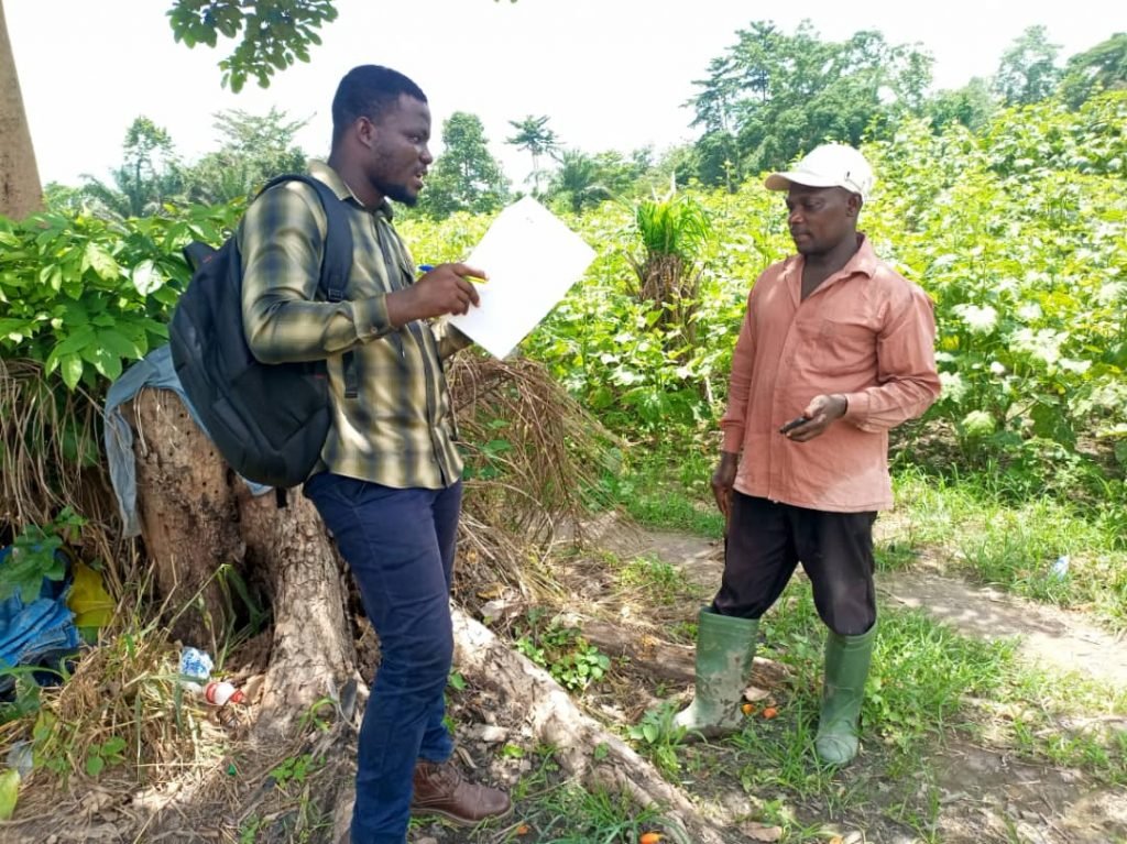 Francis talking to farmer Lawrence Tetteh baseline survey 1024x767 1
