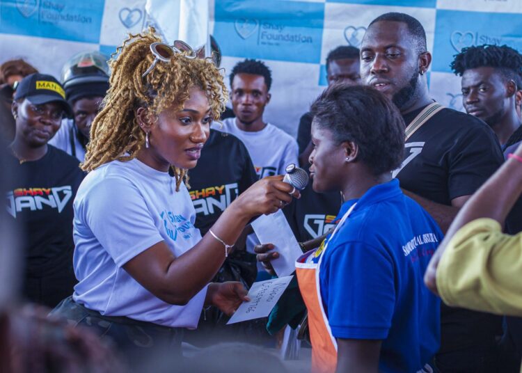 Shay Concert Fever Hits Weija–Kasoa as Wendy Shay Hands Out Phones, Cash to Adoring Fans 1 Shay Concert Fever Hits Weija–Kasoa as Wendy Shay Hands Out Phones, Cash to Adoring Fans