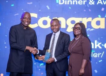 CEO of MobileMoney LTD presenting the award for Regulator of the Year to the Bank of Ghana