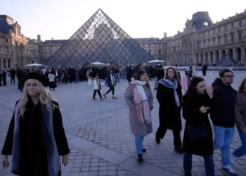 Louvre Museum Closed Amid Workers Strike 4 download 11