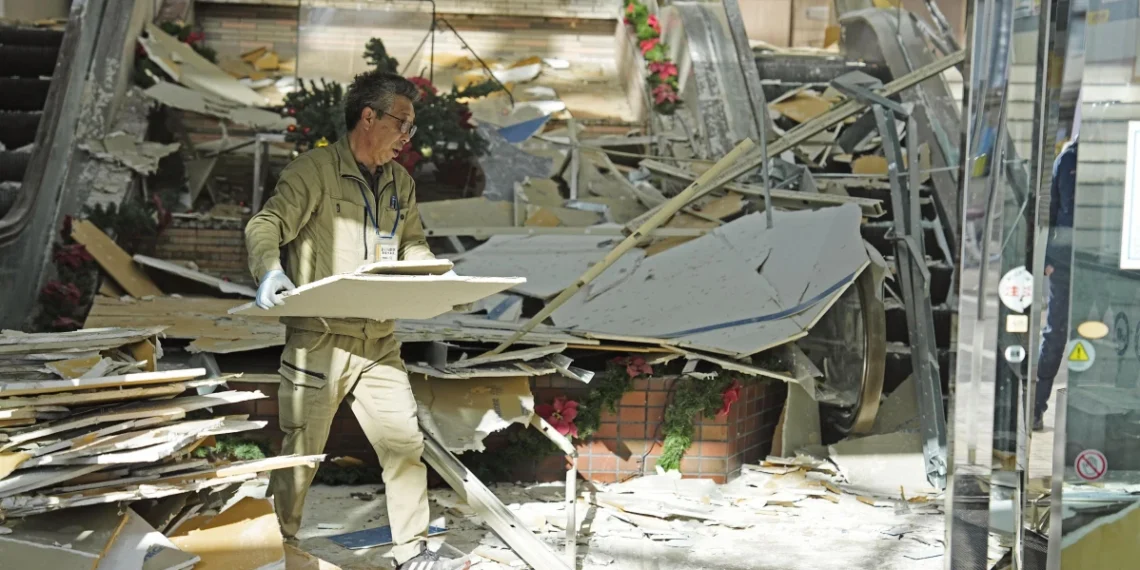 Japan Cautions of Possible Aftershocks After 7.5 Magnitude Earthquake 1 download 2