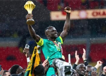 Sadio Mane lifted up by his colleagues after Senegalese chaotiv victory