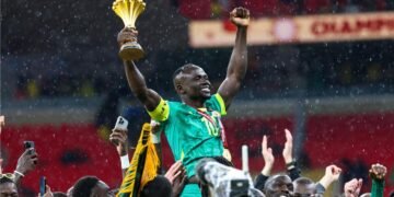 Sadio Mane lifted up by his colleagues after Senegalese chaotiv victory