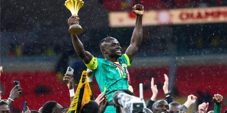 Sadio Mane lifted up by his colleagues after Senegalese chaotiv victory