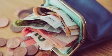 Government Credit Contracts Amid Economic Adjustment