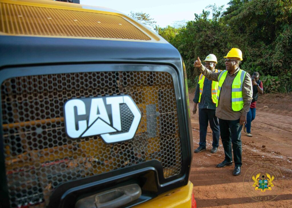 Dep. Roads Minister: We Have Given 400 Contracts via Competitive Bidding 3 Mahama Inspect Jinijini–Sampa Road 4