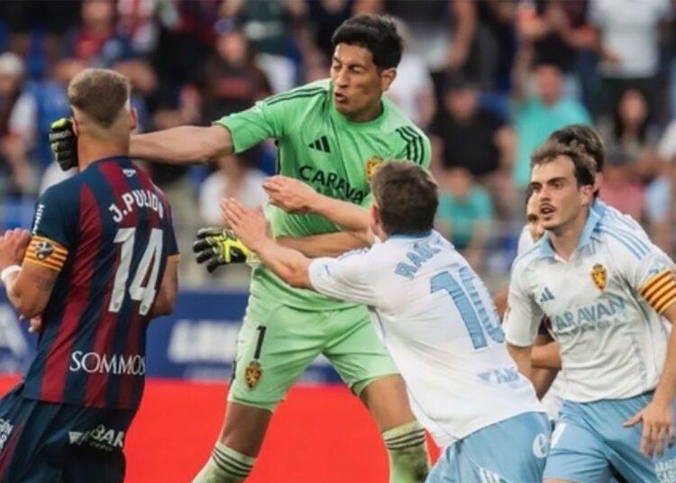 Zaragoza Goalkeeper Slapped With 13-Match Ban After Derby Altercation 1 Real Zaragoza Goalkeeper Estaban Andrada hits Huesca captain