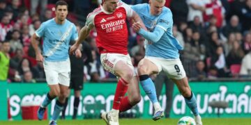 Declan Rice (Arsenal) and Erling Haaland (Manchester City) in a tussel for the ball