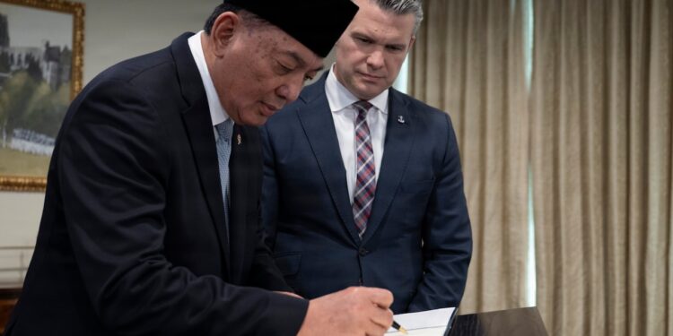 US, Indonesia Announce Major Defence Cooperation Partnership 1 260413 D XO220 1364