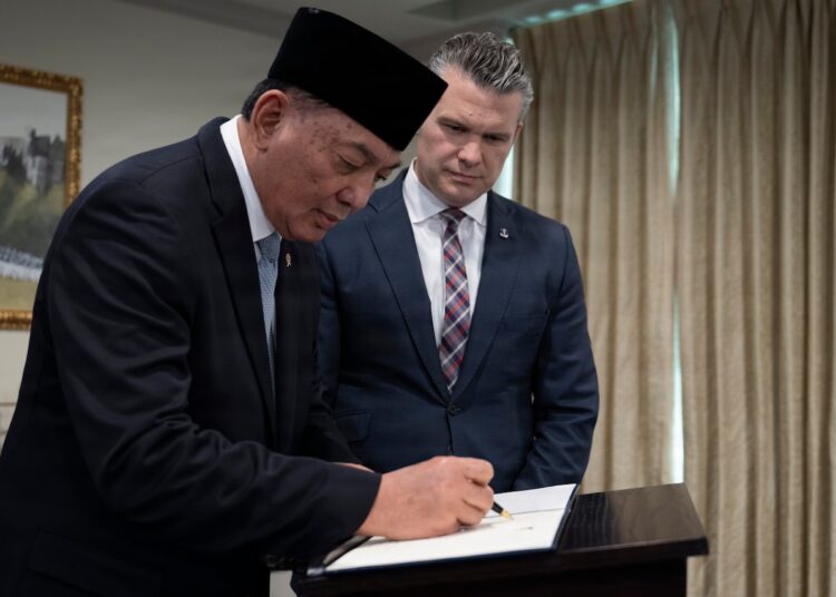 US, Indonesia Announce Major Defence Cooperation Partnership 1 260413 D XO220 1364