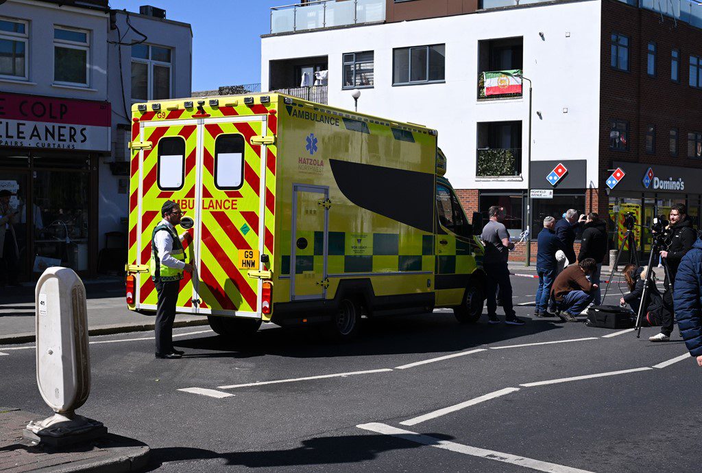Two Stabbed in Golders Green as Police Arrest Suspect 3 Emmergency service 2