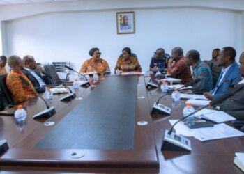 Trade Ministry Defuses Standoff Over Port Goods Blockage 9 Hon. Elizabeth Ofosu Adjare Minister for Trade Agribusiness and Industry with the GFZA AFZE and GRA Customs Division 2