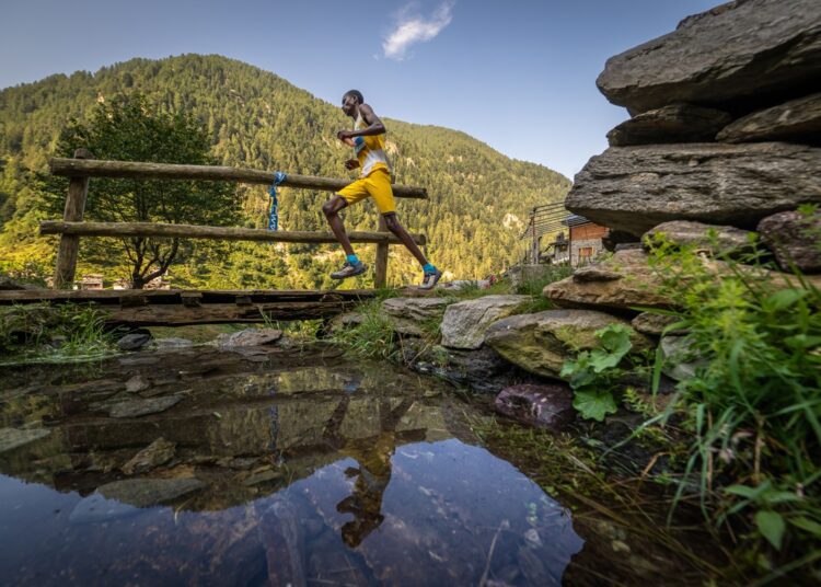 Michael-Selelo-Saoli-2024-Giir-di-Mont-mens-winner running across a bridge
