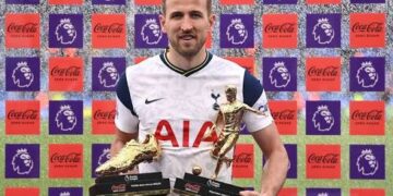 Harry Kane with his Golden Boot and the playmaker award (most assist) in the 2020/21 season