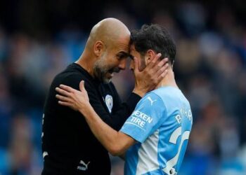 Guardiola hugs Bernardo Silva