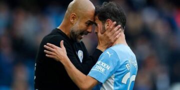 Guardiola hugs Bernardo Silva