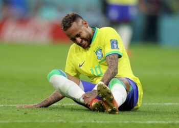 Neymar Jr labours in pain