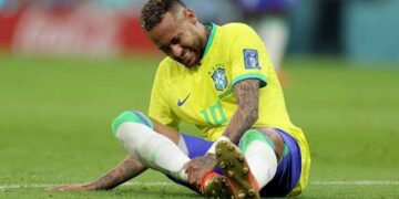Neymar Jr labours in pain