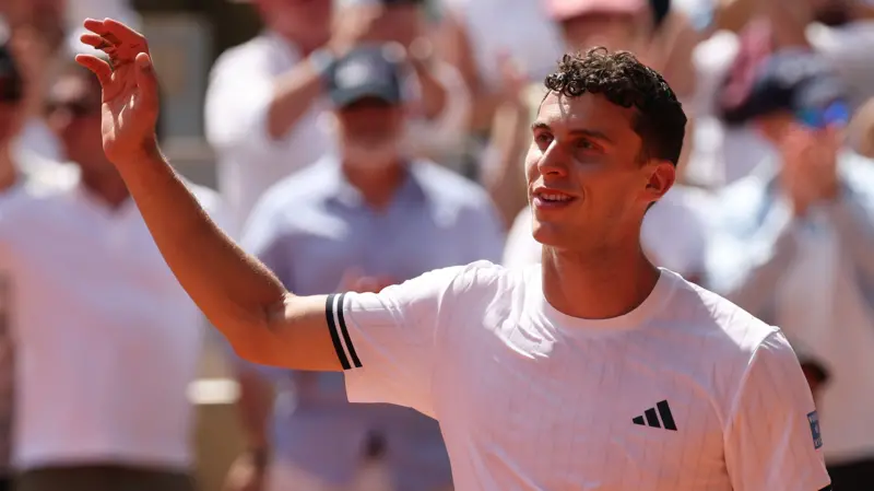 Juan Manuel Cerundolo beats Jannik Sinner to qualify to the third round of this year's Roland Garros