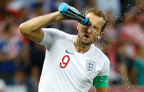 Harry Potter pouring water on his face