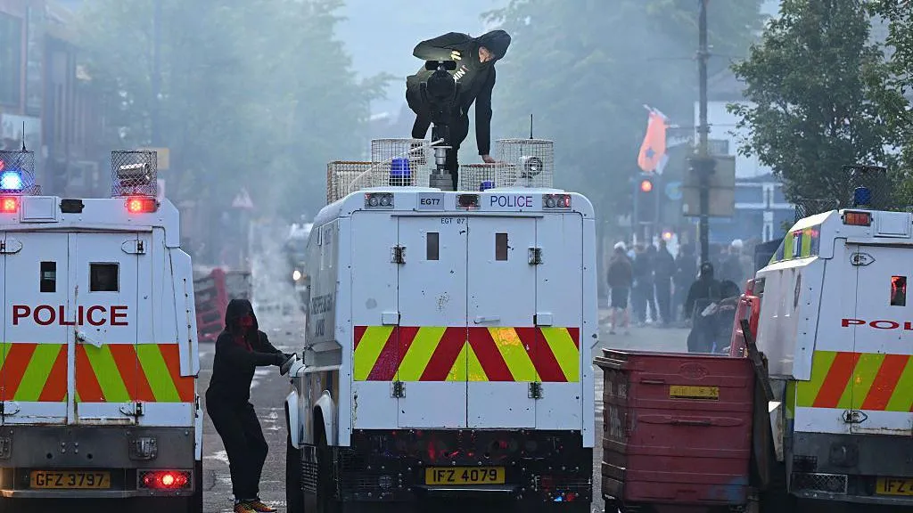 Belfast Unrest Deepens as Rioters Clash With Police 2 Belfest