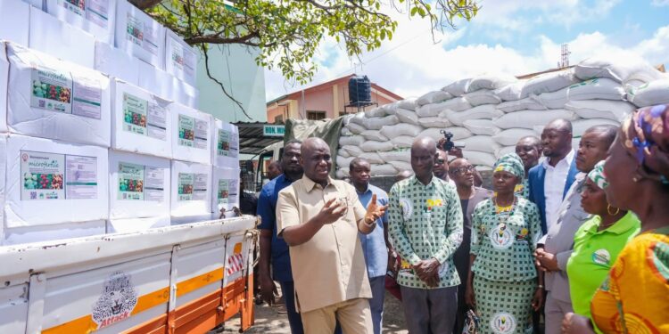 Government Distributes 40, 000 Fertilizers and Advanced Drones to Farmers 1 Minister for Food and Agriculture, Hon. Eric Opoku, led the distribution exercise