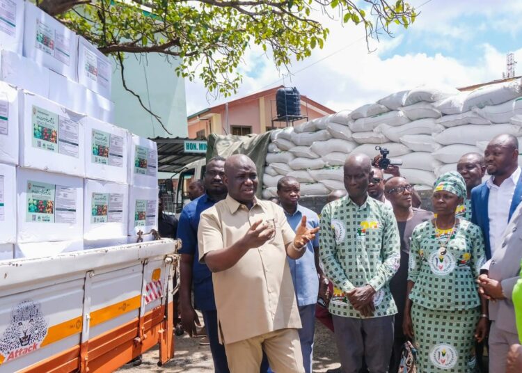 Government Distributes 40, 000 Fertilizers and Advanced Drones to Farmers 1 Minister for Food and Agriculture, Hon. Eric Opoku, led the distribution exercise