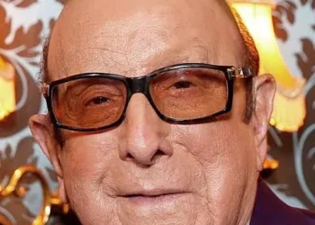 Clive Davis, Music Industry Titan Who Shaped Generations of Stars, Dies at 94 4 Clive Davis, American executive and record producer