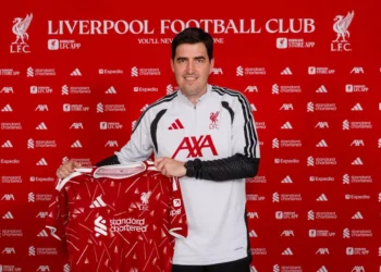 Andoni Iraola takes his first picture as Liverpool head coach