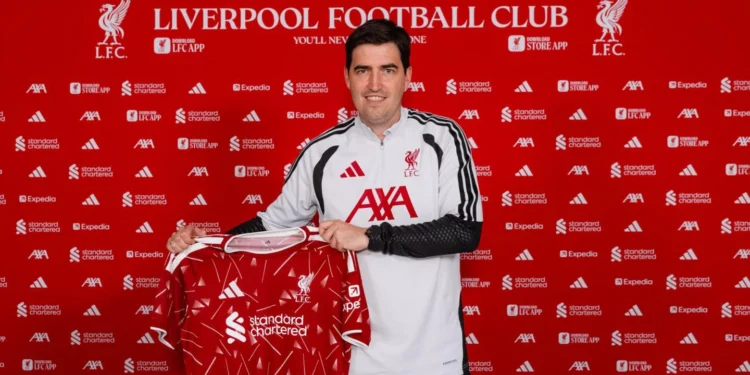 Andoni Iraola takes his first picture as Liverpool head coach