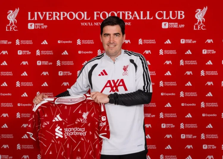 Andoni Iraola takes his first picture as Liverpool head coach