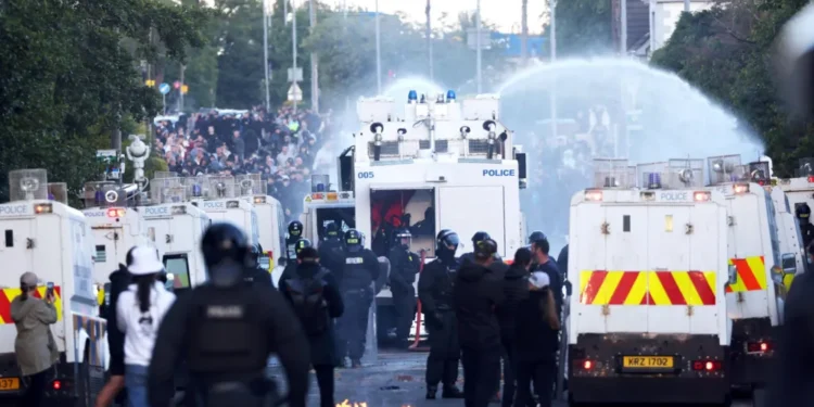 Belfast Unrest Deepens as Rioters Clash With Police 1 belfest 2