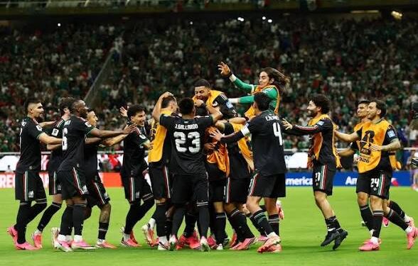 Mexico players celebrate making the round of 32 after beating South Korea