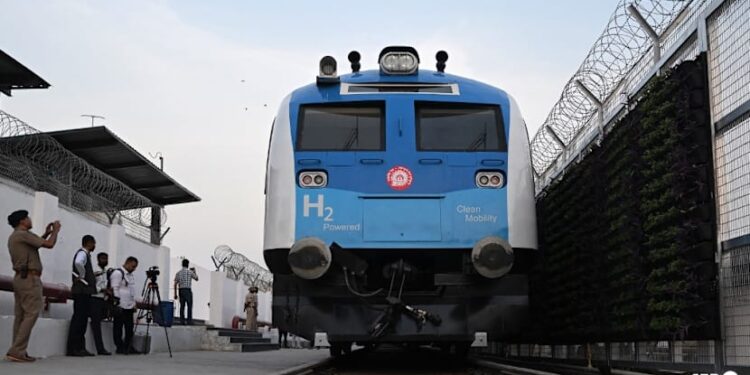 India Launches First Hydrogen-powered Train 1 000 c2ez2ht