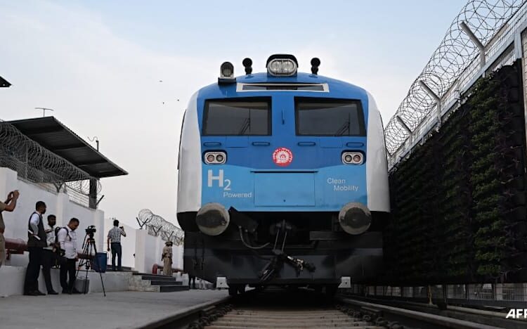 India Launches First Hydrogen-powered Train 1 000 c2ez2ht