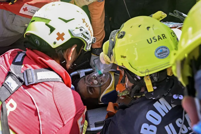 Man Rescued From Rubble 8 Days After Venezuela's Quakes 3 1001008803