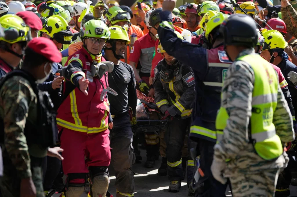 Man Rescued From Rubble 8 Days After Venezuela's Quakes 2 1001008842